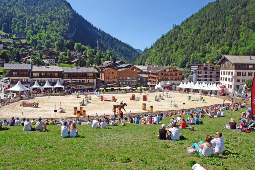 Hotel La Montagne La Clusaz Exterior photo